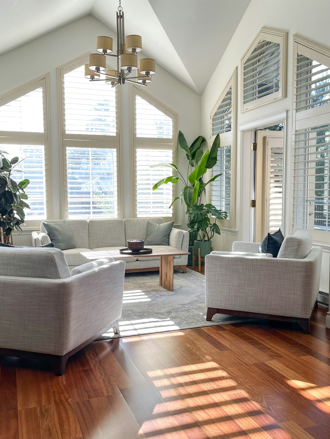 Interior luminoso de un inmueble con ventanales y áreas abiertas